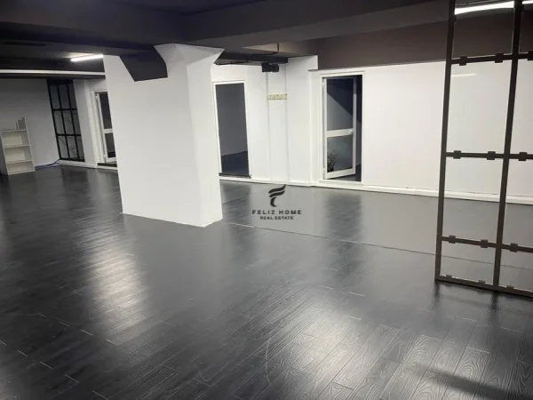 Tirane, jepet me qera zyre Kati 1, 350 m² 4.000 € (SHESHI WILLSON)