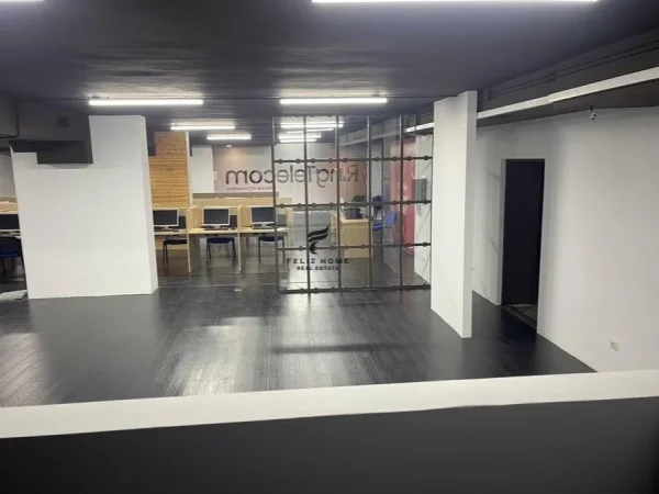Tirane, jepet me qera zyre Kati 1, 350 m² 4.000 € (SHESHI WILLSON)