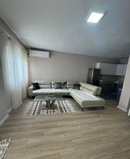 Tirane, jepet me qera apartament 2+1 Kati 4, 100 m² 480 € (FRESKU)