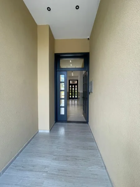 Tirane, jepet me qera apartament 1+1 Kati 9, 55 m² 500 € (Rruga Kokonozeve)