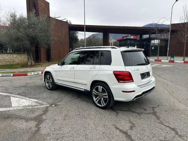 Tirane, shes SUV MERCEDES BENZ GLK FULL OPTION 250 Nafte, e bardhë automatik Klima 190.000 km