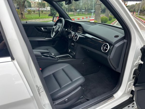 Tirane, shes SUV MERCEDES BENZ GLK FULL OPTION 250 Nafte, e bardhë automatik Klima 190.000 km