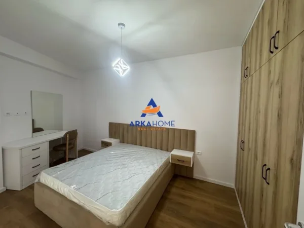 Tirane, jepet me qera apartament 1+1+Ballkon Kati 8, 80 m² 571 € 