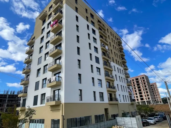 Tirane, jepet me qera apartament 1+1+Ballkon Kati 9, 65 m² 500 € (Rezidenca Kinoblock)