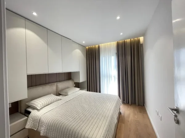 Tirane, jepet me qera apartament 1+1+Ballkon Kati 9, 65 m² 500 € (Rezidenca Kinoblock)