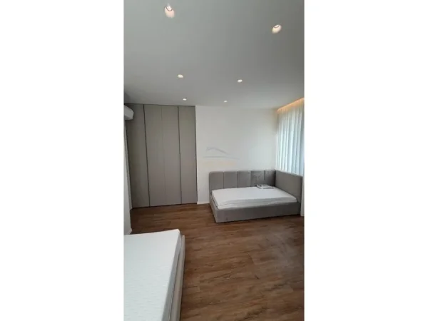 Tirane, jepet me qera apartament 2+1+Ballkon Kati 3, (Green Valley,) 1500 euro