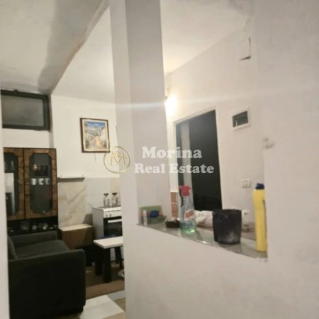 Tirane, jepet me qera shtepi 1+1 Kati 1, 50 m² 300 € (Vasil Shanto)