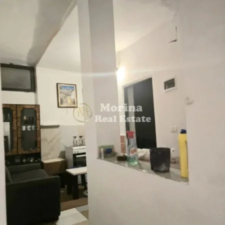 Tirane, jepet me qera shtepi 1+1 Kati 1, 50 m² 300 € (Vasil Shanto)