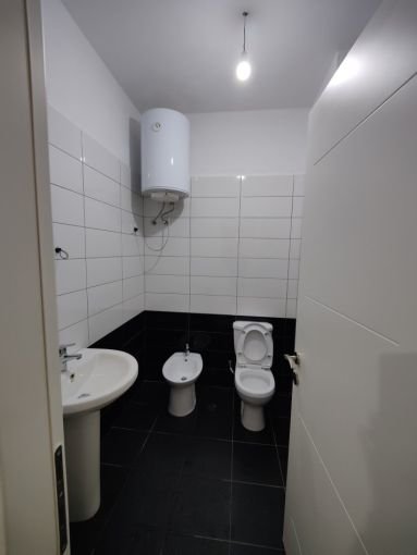 Tirane, jepet me qera dyqan Kati 0, 38 m² 370 € (selvia , rruga e dibres)