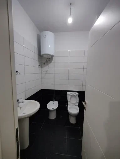 Tirane, jepet me qera dyqan Kati 0, 38 m² 370 € (rruga siri kodra)