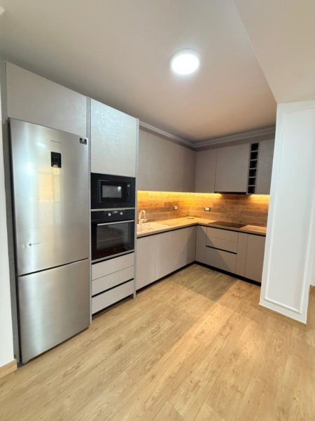 Tirane, jepet me qera zyre , 106 m² 1.200 € (Blloku)