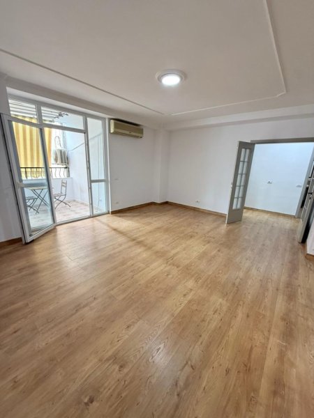 Tirane, jepet me qera zyre , 106 m² 1.200 € (Blloku)