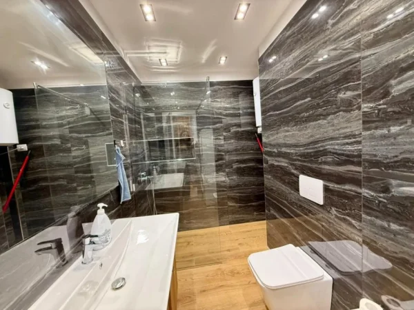 Tirane, jepet me qera apartament 2+1 Kati 5, 136 m² 1.000 € (Frosina Plaku)