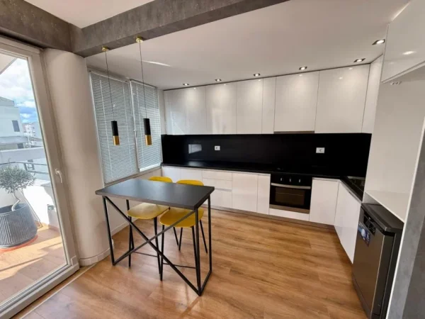 Tirane, jepet me qera apartament 2+1 Kati 5, 136 m² 1.000 € (Frosina Plaku)