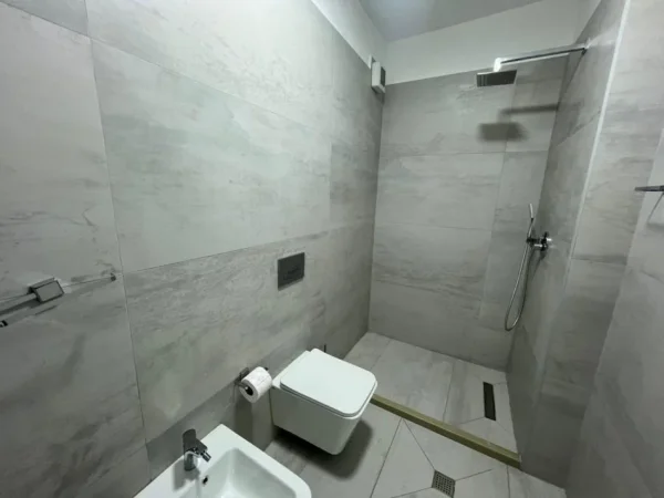 Tirane, jepet me qera apartament 2+1+Ballkon Kati 2, 95 m² 700 € (Materniteti i Ri)