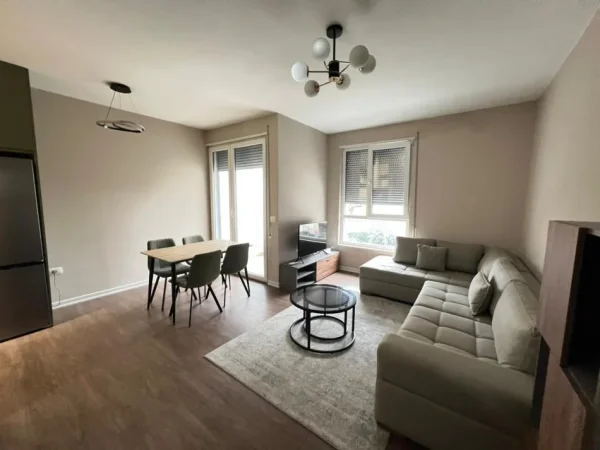 Tirane, jepet me qera apartament 2+1+Ballkon Kati 2, 95 m² 700 € (Materniteti i Ri)