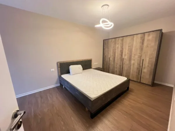 Tirane, jepet me qera apartament 2+1+Ballkon Kati 2, 95 m² 700 € (Materniteti i Ri)
