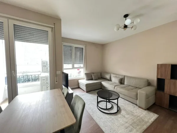 Tirane, jepet me qera apartament 2+1+Ballkon Kati 2, 95 m² 700 € (Materniteti i Ri)