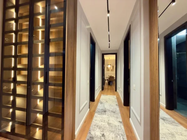 Tirane, jepet me qera apartament 2+1+Ballkon Kati 3, 122 m² 1.300 € (TEG)