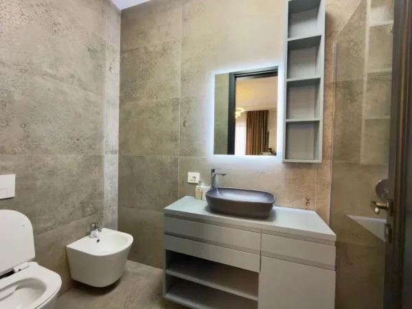 Tirane, jepet me qera apartament 2+1+Ballkon Kati 3, 122 m² 1.300 € (TEG)