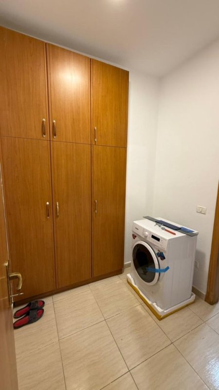 Tirane, jepet me qera apartament 1+1 Kati 4, 80 m² 700 € (Rruga Elbasanit)