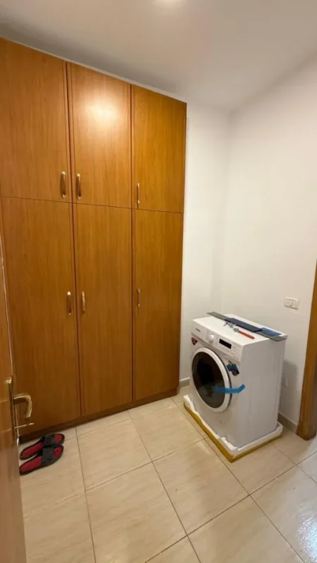 Tirane, jepet me qera apartament 1+1 Kati 4, 80 m² 700 € (Rruga Elbasanit)