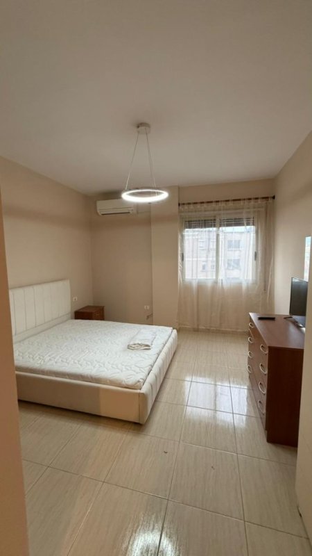 Tirane, jepet me qera apartament 1+1 Kati 4, 80 m² 700 € (Rruga Elbasanit)