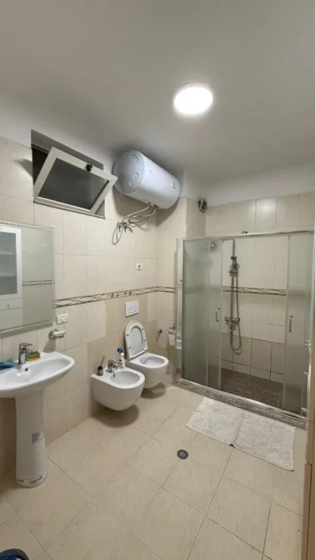 Tirane, jepet me qera apartament 1+1 Kati 4, 80 m² 700 € (Rruga Elbasanit)