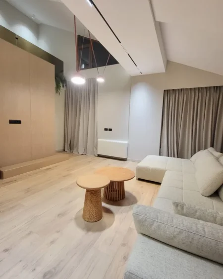 Tirane, jepet me qera apartament 3+1 , 180 m² 2.000 € 