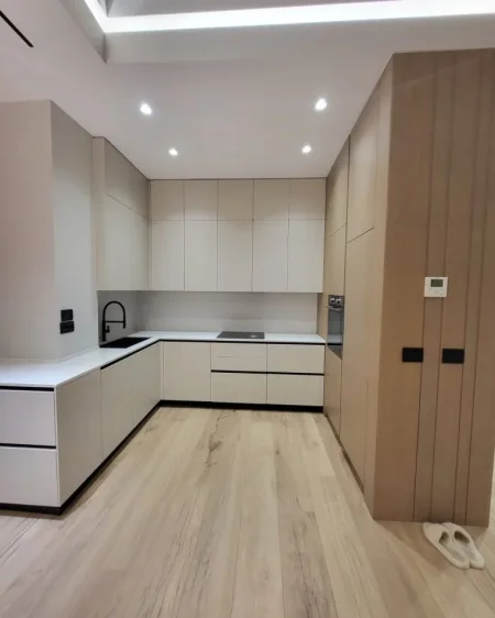 Tirane, jepet me qera apartament 3+1 , 180 m² 2.000 € 