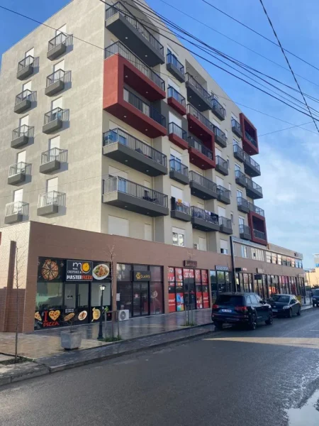 Tirane, shitet dyqan Kati 0, 93 m² 232.000 € (Kamez)