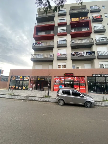 Tirane, shitet dyqan Kati 0, 93 m² 232.000 € (Kamez)