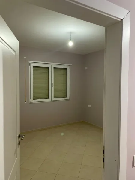 Tirane, jepet me qera zyre Kati 2, 129 m² 500 € (5 MAJI)