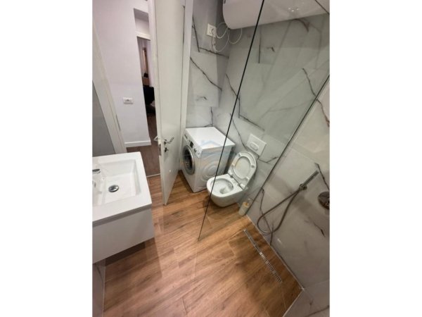 Tirane, jepet me qera apartament 2+1+Ballkon Kati 8, 75 m² 1.000 € (Rruga Mine Peza)