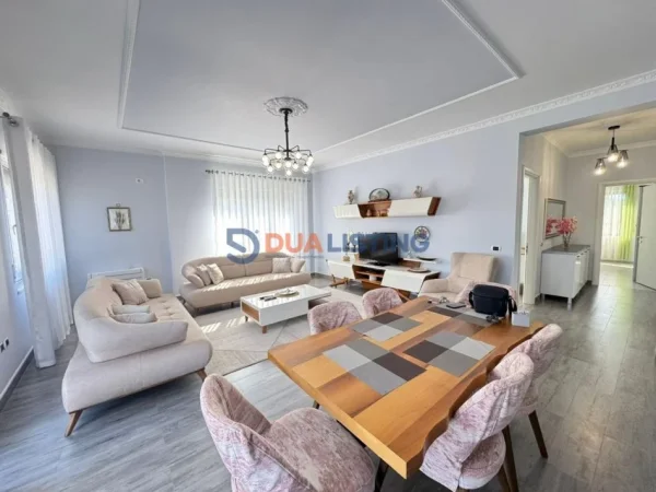 Tirane, jepet me qera apartament 3+1 , 150 m² 1.500 € (Kopshti Botanik)