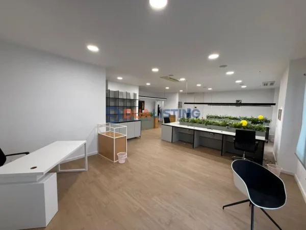 Tirane, jepet me qera zyre , 180 m² 3.000 € (Delijorgji)