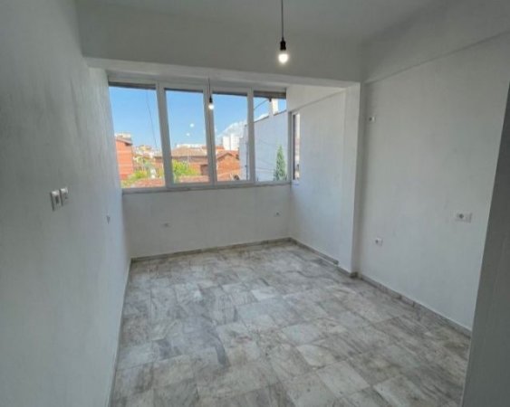 Tirane, jepet me qera ambjent biznesi Kati 0, 90 m² 700 € (rruga bardhyl)