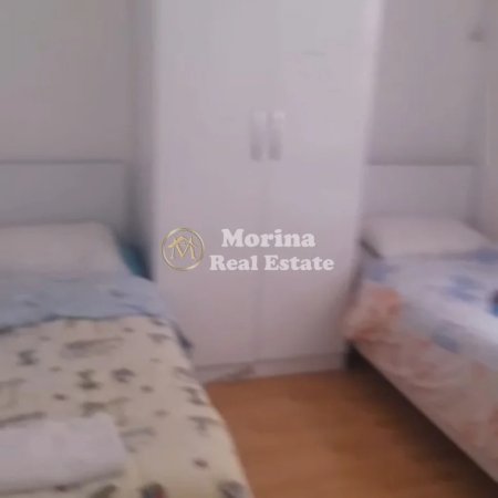 Tirane, jepet me qera apartament 1+1 Kati 3, 50 m² 300 € (Laprake)