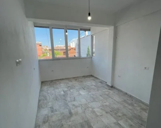 Tirane, jepet me qera zyre Kati 0, 90 m² 700 € (rruga bardhyl , rruga riza cerova)