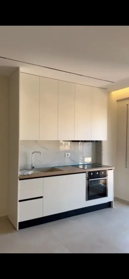 Tirane, jepet me qera zyre Kati 3, 30 m² 300 € (5 MAJI)