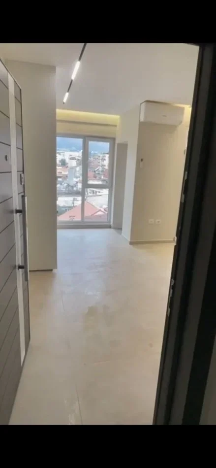 Tirane, jepet me qera zyre Kati 3, 30 m² 300 € (5 MAJI)