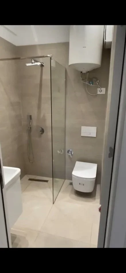 Tirane, jepet me qera zyre Kati 3, 30 m² 300 € (5 MAJI)