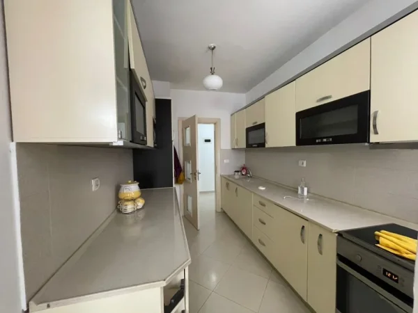 Tirane, jepet me qera apartament 3+1 Kati 1, 120 m² 650 € (Don Bosko)