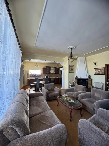 Tirane, jepet me qera apartament 2+1+Ballkon Kati 2, 250 € (Selitë të Vogël)