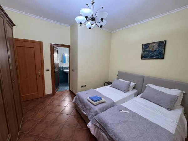 Tirane, jepet me qera apartament 2+1+Ballkon Kati 2, 250 € (Selitë të Vogël)