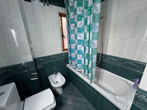 Tirane, jepet me qera apartament 2+1+Ballkon Kati 2, 250 € (Selitë të Vogël)