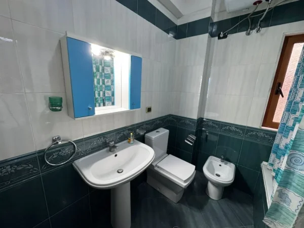 Tirane, jepet me qera apartament 2+1+Ballkon Kati 2, 250 € (Selitë të Vogël)