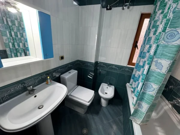 Tirane, jepet me qera apartament 2+1+Ballkon Kati 2, 250 € (Selitë të Vogël)