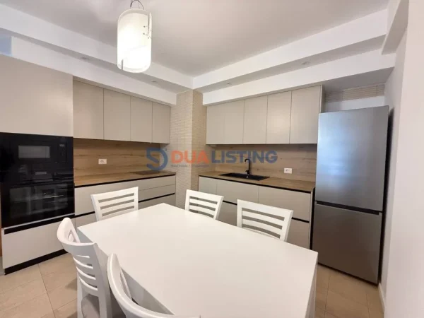Tirane, jepet me qera apartament 2+1 , 120 m² 900 € (Komuna e Parisit)