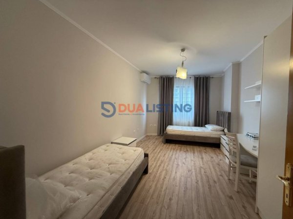 Tirane, jepet me qera apartament 2+1 , 120 m² 900 € (Komuna e Parisit)
